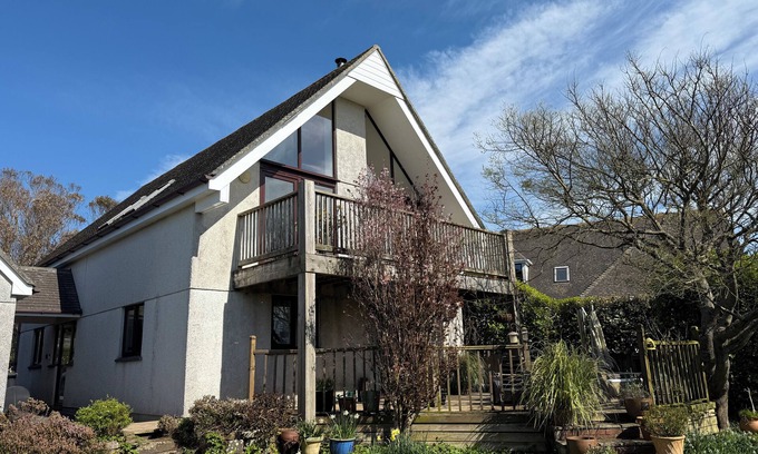 Praa Sands Casa | 6 THE LINKS, pet friendly, country holiday cottage in Praa Sands
