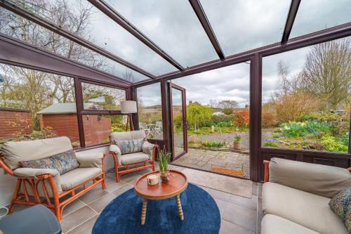 Bampton Casa | 6 The Mews - Cosy Cottage with garden