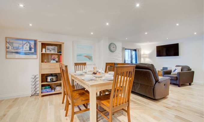 Dartmouth Cabaña | 6 The Sail Loft