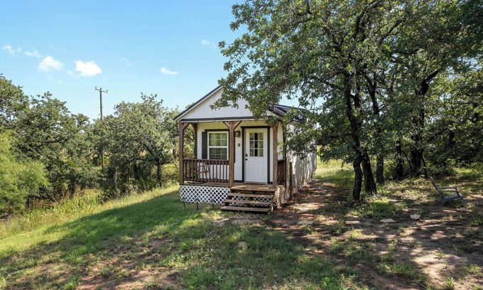 Hico Cabina | 6 Tiny Town Bunk House Tiny Home Animals Fire