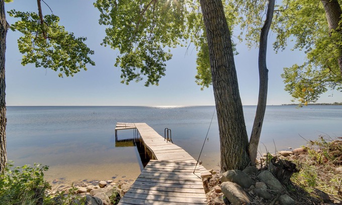 Oconto Cabaña | 600' of Green Bay Frontage & Dock: Cozy Cottage