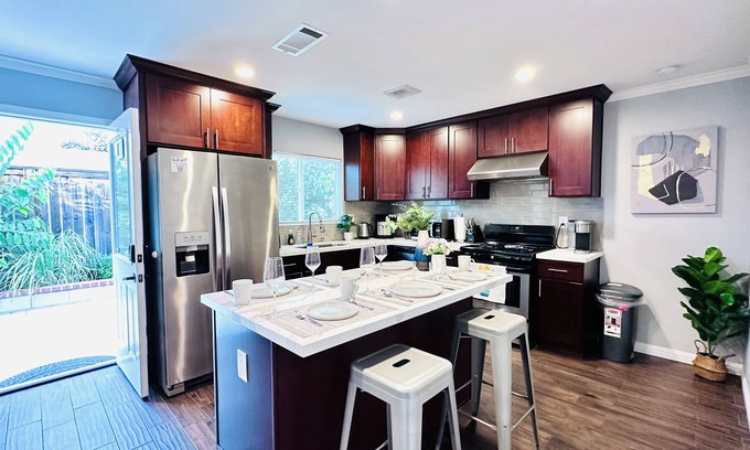 Fullerton Cabaña | 600 sqft GARDEN VIEW 10mins to DISNEYLAND Guest House w/ Private Entrance