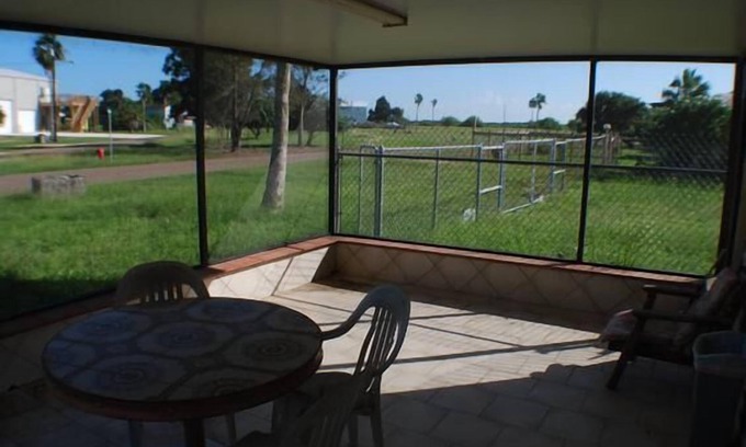 Port Mansfield Condominio | 601 Baffin - Cozy little cottage! Screened in front porch.