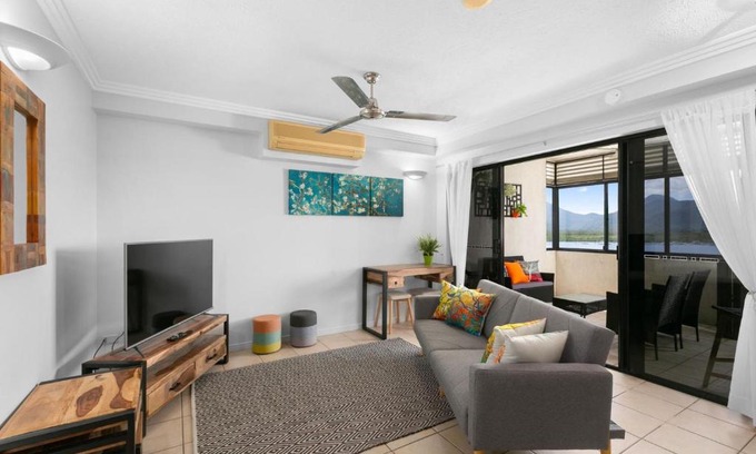 Cairns Central Business District Apartamento | 604 Chic City Apartment with Water Views