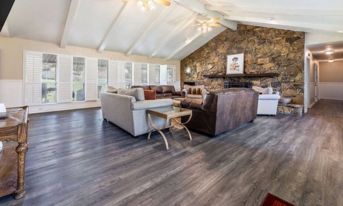 Cedar Hill Casa | 607 B North Duncanville · Comfortable Home With Large Backyard & Pool