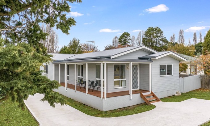 Berridale Casa | 61 Myack Street - Modern 4BR Home in Berridale l WiFi l Aircon