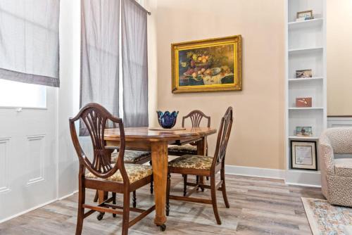 Natchez Apartamento | 610 Franklin - Downstairs - 2 Bed, 2 Bath, Heart of Downtown, Pet Friendly with fee