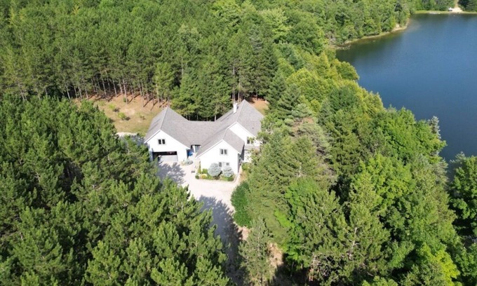 Maple City Casa | 62 acre Family Retreat with Private Lake and Walking Trails