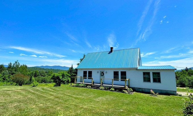 Whitefield Casa | 64J Stunning views, close to attractions! 20 mins to Bretton Woods. Hot Tub, AC, dog friendly!