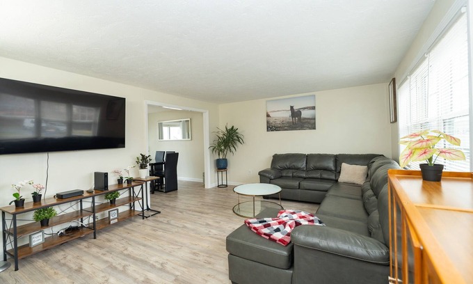Randolph Apartamento | 65 - 5BR - Randolph Elegant Haven near Dog Park