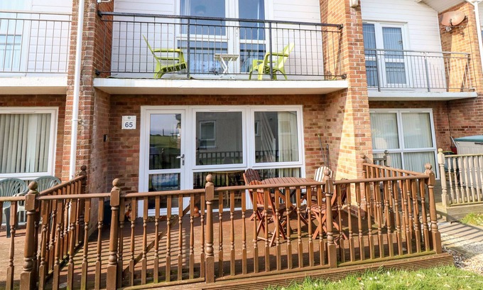Corton Cabaña | 65 WATERSIDE PARK, pet friendly, country holiday cottage in Corton