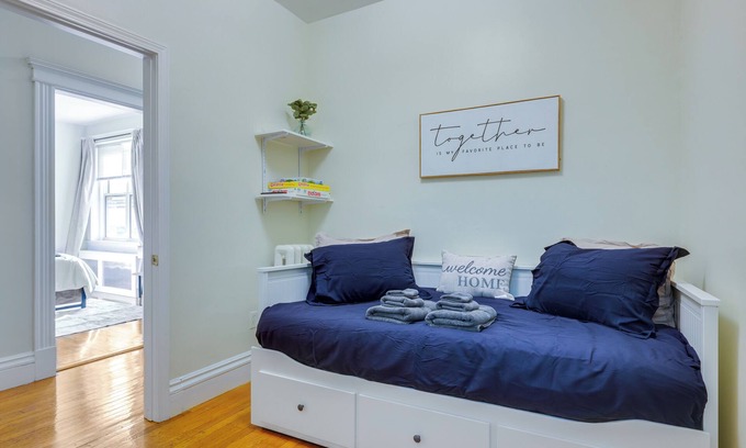 Longwood Apartamento | 65inTV:Free Parking:Longwood:King Bed:Full Kitchen