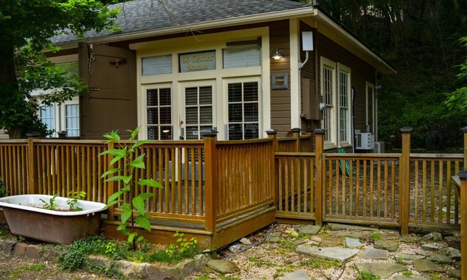 Eureka Springs Historic District Casa | 66 Center - The Studio