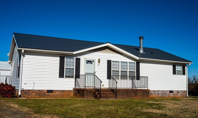 Tryon Otro | 67-ac Countryside Farmhouse with Active Farm
