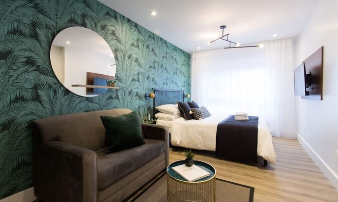 Little Italy Apartamento | 6768 - 303 · Studio Palms Steps from Jean Talon Market Full Bath by Den Stays