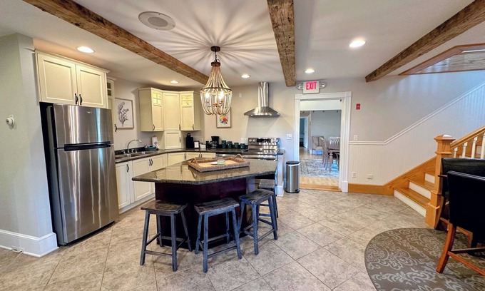 Jefferson Casa | 68CP: Luxury farmhouse at the award-winning Bellevue Barn, 2 min to Santa's Village, AC, fireplace!