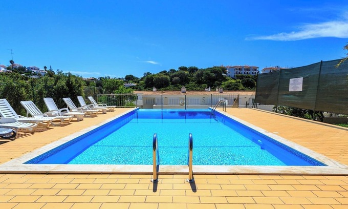 Carvoeiro Chalet De Esquí | Propiedad de 2 pisos en el centro de Carvoeiro con piscina y estacionamiento seguro