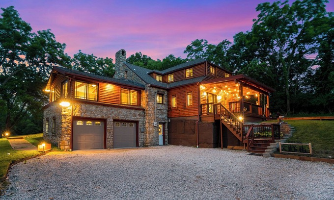 Grandview Casa | 6Acre Cabin-DiscGolfCourse-Sleeps 15-Pet Friendly!