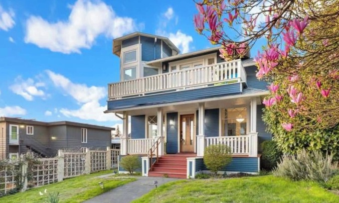 West Queen Anne Casa | 6B3B Luxury Home! Sleeps 20! Beautiful Views!