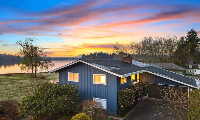 Bremerton Casa | 6B4B Oceanfront with Mt. Rainier Views @Bremerton