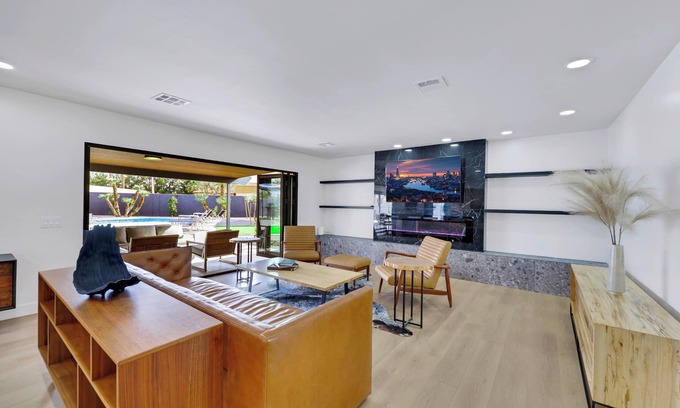 Paradise Villa | 6BD/5BA Ultimate Luxury Retreat/ Pool, Sports Courts, Putting Green/13 BEDS