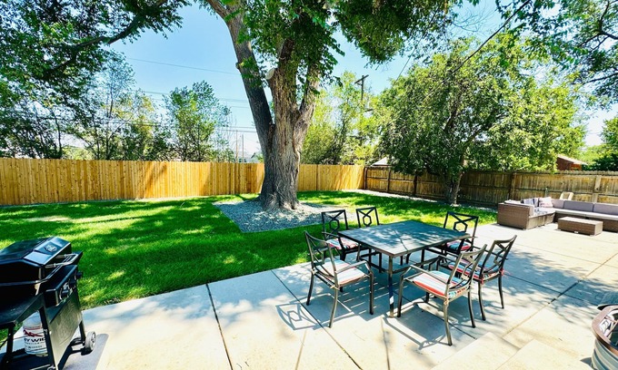 Dupont Casa | 6bdrm/6bath/2Kitchens/2LivingRms/2laundry; Easy access to Downtown and Red Rocks