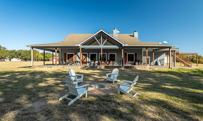 Kingston Casa | RESERVA UN VIAJE PARA 18 FAMILIARES Y AMIGOS AHORA. CHIMENEA CON CHIMENEA AL AIRE LIBRE!