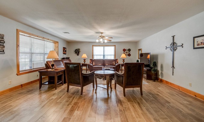 Kingston Casa | 6bdrm Walk to Beach or Marina! Swim, Fish, Launch!