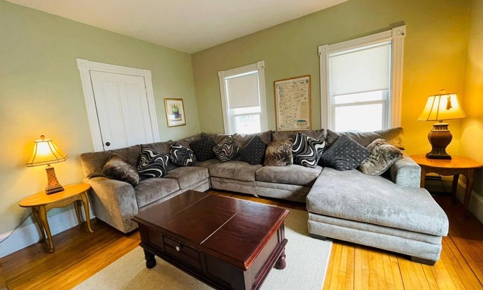Ludlow Casa | 6Bed / 4Ba Spacious Ski House Ubicación central en Okemo Shuttle-Sleeps 14