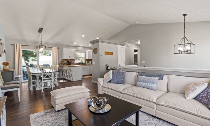 Spokane Casa | 6BR/3BA House - 2nd Living and Entry - 18 Guests