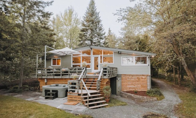 Windermere Cabaña | 6BR~Hottub~Lakefront~AC~Beach | Shea On The Bay Family Getaway