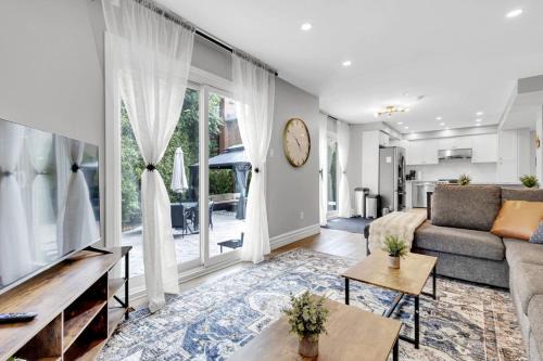 Lisgar Casa | 6BR house near Shops, Transit, Hwy and GO
