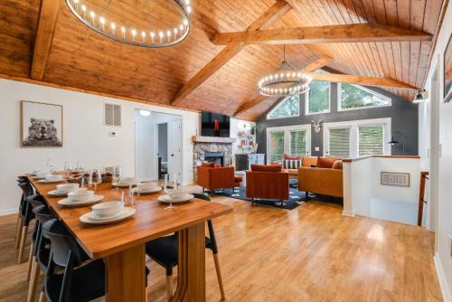 Massanutten Casa | 6br Luxe Cabin Sleeps 16 Hot Tub & Pool Table