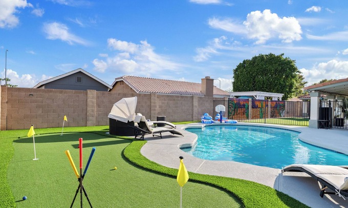 Homestead I HOA Casa | 6BR Retreat w/Heated Pool & Games | Phoenix Area | Sports Fun Nearby
