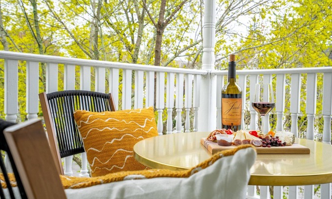 Deering Center Casa | 6BR Sleeps 16 w/ Balcony 10 mins to Downtown