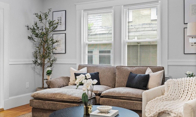 West Somerville Apartamento | 6BR3BATH 16G + FREE 4 Parking + Outdoor Furniture