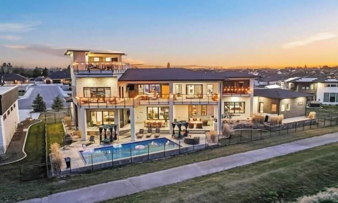 Twin Falls Villa | 6K SQFT Lux |Heated Pool|Hot Tub |Sauna |Speakeasy