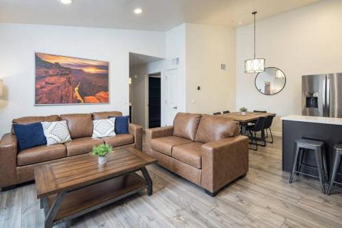 Moab South Valley Apartamento | 6K Top Floor Moab RedCliff Condo, POOL & HOT TUB