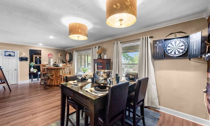 West Arlington Casa | 6mi from AT&T-POOL-INDOOR BAR-2KING-1QUEEN-sleeps 12