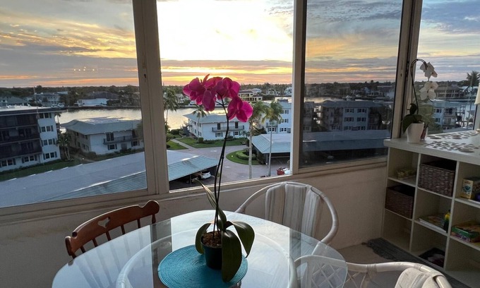 Moorings Condominio | 6th Floor Condo with stunning bay views and 3 minute walk to the beach.