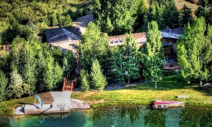 Bone Cabina | 7,000 SQ FT CABIN EN 36 ACRES CON SU PROPIO LAGO PRIVADO