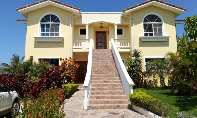 Urbanizacion Tavarez Casa | Villa de 7 BD para huéspedes en el centro de Sosua con piscina privada, cerca de la playa / clubes