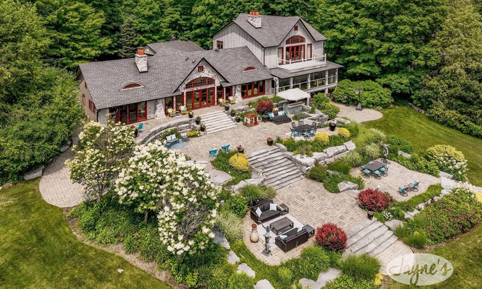 Oro-Medonte Cabaña | 7 bed 8 bath cottage on Lake Simcoe, 730' Frontage, South Exposure!