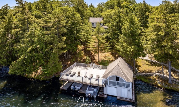 Muskoka Lakes Cabaña | 7 bed 4 bath cottage with 300ft waterfront on Lake Rosseau
