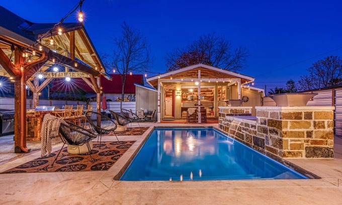 Eastside Promise Neighborhood Casa | 7 Bed Home Pool & Pool Table Mins to DT And Pearl
