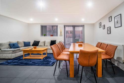 Warwick Casa | 7 Bed House - Close to A46