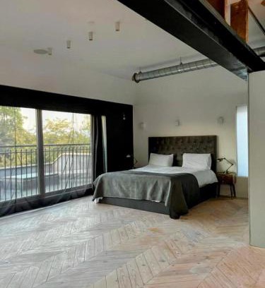 Winchmore Hill Casa | 7 Bed House - Sleeps 26 - Parking - Wifi - Garden