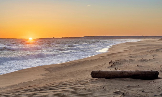 Chilmark Casa | 7-Bed Rooms, Modern Main House, 1000 ft private beach, AC, Fast WiFi, Smart TV