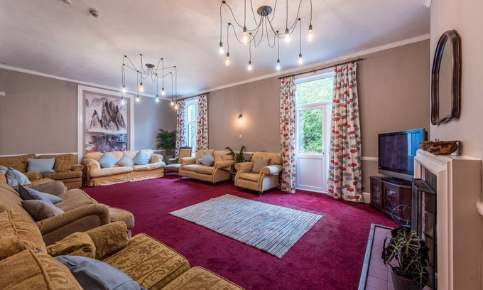 Christchurch Casa | 7 bedroom annexe to former farmhouse, family & pet friendly, with basement pub