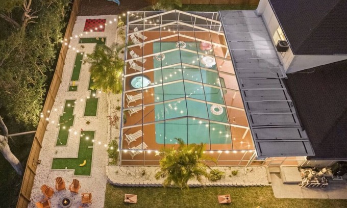 Clearwater Casa | 7 bedroom Clearwater Villa, Heated Pool + Mini Golf + Games